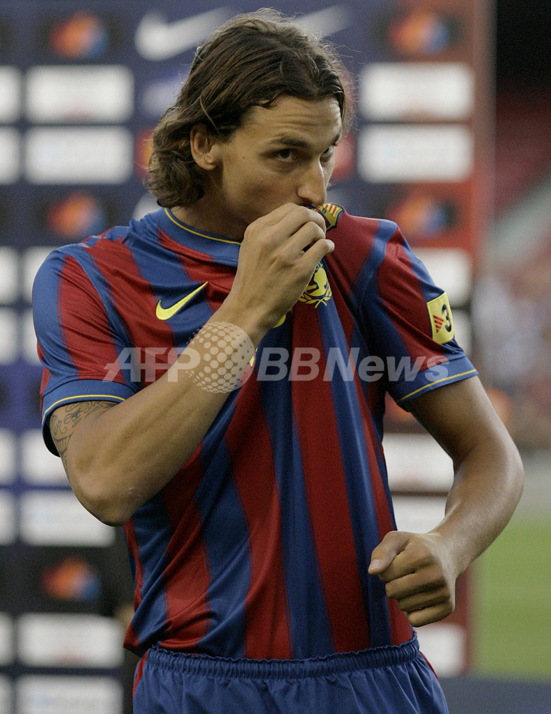 FCバルセロナ イブラヒモビッチと5年契約 写真15枚 ファッション