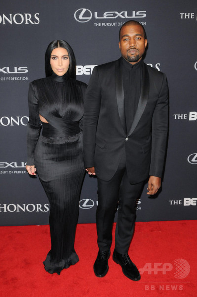 靴とバッグが好きなキム・カーダシアンの娘