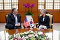 韓国外務省で同国の康京和（カン・ギョンファ）外相（左）と会談を行うマイク・ポンペオ米国務長官（2018年6月14日撮影）。(c)AFP PHOTO / POOL / KIM HONG-JI