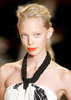 2007年9月8日、ニューヨーク市内で発表されたテンパリー・ロンドン（Temperley London）の08年春夏コレクションに登場したモデルのターニャ・ディアヒリヴァ（Tanya Dziahileva）。(c)AFP/Getty Images Fernanda Calfat