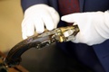 ナポレオン・ボナパルトが所有していた拳銃。仏パリで行われたオークションの内覧会で（2024年6月18日撮影）。(c)Geoffroy VAN DER HASSELT / AFP