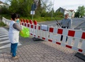 仏東部カルランと独ラウターバッハを隔てる国境で、釣りざおを使ってフランスパンを受け取るドイツ人のヘルムートさん（2020年4月18日撮影）。(c)JEAN-CHRISTOPHE VERHAEGEN / AFP