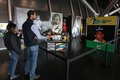 イタリアのイモーラ（Imola）で開催された故アイルトン・セナ（Ayrton Senna）氏の没後20年追悼式典で展示品を眺める人々（2014年5月1日撮影）。(c)AFP/MAURO MONTI