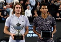 男子テニス、オープン13、シングルス決勝。トロフィーを手にポーズをとるステファノス・チチパス（左）とフェリックス・オジェ・アリアシム（2020年2月23日撮影）。(c)GERARD JULIEN / AFP