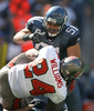 シーホークスのLBローファ・タトゥープ（%%Lofa Tatupu%%）からのタックルを受けるバッカニアーズのRBカーネル・ウィリアムズ（%%Carnell Williams%%）。(c)AFP/Getty Images Otto Greule Jr