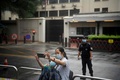 中国・四川省成都にある米総領事前で自撮り写真を撮影する人々（2020年7月25日撮影）。(c)Noel Celis / AFP