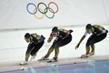 ソチ冬季五輪、スピードスケート女子チームパシュート準決勝に臨む日本の（左から）高木菜那（Nana Takagi）、押切美沙紀（Misaki Oshigiri）、菊池彩花（Ayaka Kikuchi、2014年2月22日撮影）。(c)AFP/DAMIEN MEYER