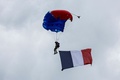 仏北西部プリュムレックで行われた、ノルマンディー上陸作戦から80年を記念した式典で降下する仏軍特殊部隊「第1海兵歩兵落下傘連隊」の隊員（2024年6月5日撮影）。(c)Benoit Tessier / POOL / AFP