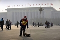 2008年3月10日、スモッグでかすむ中国・北京（Beijing）の天安門広場（Tiananmen Square）を清掃する女性。(c)AFP/Peter PARKS