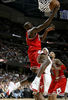 クリーブランド・キャバリアーズ戦でリバースレイアップを放つシカゴ・ブルズのルオル・デン（%%Luol Deng%%）。（2008年11月5日撮影）(c)AFP/Getty Images/Gregory Shamus