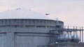 環境保護団体グリーンピースがフランスのビュジェ原子力発電所上空に飛ばせたスーパーマンを模したドローン（2018年7月3日撮影）。(c)GREENPEACE / AFP