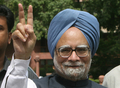 インド・ニューデリー（New Delhi）で、内閣信任案の審議のために国会に到着し、Vサインをするマンモハン・シン（Manmohan Singh）首相（2008年7月22日撮影）。(c)AFP/RAVEENDRAN