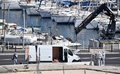 仏マルセイユで、バス停に衝突した車を捜索する警察官ら（2017年8月21日撮影）。(c)AFP/BERTRAND LANGLOIS