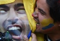 サッカーW杯ブラジル大会（2014 World Cup）決勝トーナメント1回戦、コロンビア対ウルグアイ。ルイス・スアレス（Luis Suarez）のお面にかみつくファン（2014年6月28日撮影）。(c)AFP/EITAN ABRAMOVICH