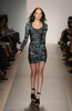 米・ニューヨーク市内で発表されたエルベ・レジェ バイ マックスアズリア（Herve Leger By Max Azria）の10年春夏コレクション（2009年9月13日撮影）。(c)AFP/Getty Images/Kristian Dowling