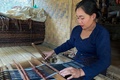 インドネシア・バンテン州ルバック県の村で、機織りをする先住民族バドゥイ人の女性（2023年5月28日撮影）。(c)GUS NAD / AFP