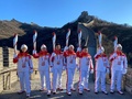 北京冬季五輪、聖火リレー2日目。「万里の長城」でポーズをとる聖火ランナー（2022年2月3日撮影）。(c)LEO RAMIREZ / AFP