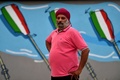 イタリア・サバウディアで写真撮影に応じるインド人の自治会リーダーを務める男性（2021年6月24日撮影）。(c)Filippo MONTEFORTE / AFP
