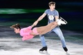 平昌冬季五輪、フィギュアスケートのエキシビションに臨むバレンティナ・マルケイ/オンドレイ・ホッタレク組（2018年2月25日撮影）。(c)AFP/Mladen ANTONOV