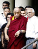 インドのムンバイ（Mumbai）のLeelavati病院から退院するチベット仏教の最高指導者ダライ・ラマ（Dalai Lama）14世（2008年9月1日撮影）。(c)AFP/Sajjad HUSSAIN