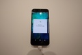 米ニューヨークにオープンしたグーグルのポップアップ・ショールームに展示された新型スマートフォン「Pixel（ピクセル）」（2016年10月20日撮影）。(c)AFP/Jewel SAMAD