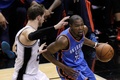 13-14NBAプレーオフ・ウエスタンカンファレンス決勝（7回戦制）、サンアントニオ・スパーズ（San Antonio Spurs）対オラホマシティ・サンダー（Oklahoma City Thunder）第2戦。サンアントニオ・スパーズのティアゴ・スプリッテル（Tiago Splitter、左）にドライブを仕掛けるオラホマシティ・サンダーのケビン・デュラント（Kevin Durant、2014年5月21日撮影）。(c)AFP/Getty Images/Chris Covatta