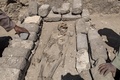 エジプト・ルクソール近郊で発見された古代都市遺構で見つかった遺骨（2021年4月10日撮影）。(c)Khaled DESOUKI / AFP