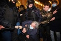 ロシア・サンクトペテルブルクで、反戦デモ参加者を拘束する警察官（2022年2月24日撮影）。(c)Sergei MIKHAILICHENKO / AFP