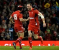 ラグビーシックスネーションズ（Six Nations Rugby 2014）第1週、ウェールズ対イタリア。トライを決め、チームメートと喜ぶウェールズのアレックス・クスバート（Alex Cuthbert、右、2014年2月1日撮影）。(c)AFP/BEN STANSALL