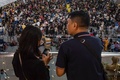 フィリピン・マニラの国際空港ターミナル3で待つ利用者（2023年1月1日撮影）。(c)KEVIN TRISTAN ESPIRITU / AFP