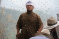 中国・重慶（Chongqing）で、全身にミツバチをまとう養蜂家のシャ平（She Ping）さん（2014年4月9日撮影）。(c)AFP