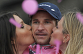 第92回ジロ・デ・イタリア（%%2009 Giro d&apos;Italia%%）第21ステージ（ローマ市街、14.4キロメートル個人タイムトライアル）。ラボバンク（%%Rabobank%%）のデニス・メンショフ（%%Denis Menchov%%、ロシア）が、首位と24秒差の19分06秒でステージを10位で終え、合計タイムを86時間03分11秒として総合優勝を果たした。写真は表彰式でキスの祝福を受けるデニス・メンショフ（中央）。（2009年5月31日撮影）(c)AFP/DAMIEN MEYER