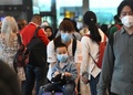 シンガポールのチャンギ空港で、マスクを着用した旅行客（2020年1月30日撮影）。(c)Roslan RAHMAN / AFP