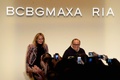 米ニューヨーク市内で発表された「BCBG マックス・アズリア」15/16年秋冬コレクションのフィナーレに登場したLubov Azriaとマックス・アズリア（2015年2月12日撮影）。(c)AFP/Getty Images/Frazer Harrison