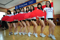 中国・河北（Hebei）省京東（Jingdong）で、赤い扇を手にチアリーディングの特訓を受ける北京五輪のチアガールたち（2008年7月4日撮影）。(c)AFP/Frederic J. BROWN