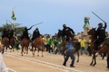 ブラジルの首都ブラジリアの大統領府の敷地に侵入したジャイル・ボルソナロ前大統領支持者を追い払う警官隊（2023年1月8日撮影）。(c)Sergio Lima / AFP