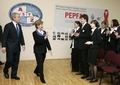 2008年4月1日、ウクライナの首都キエフ（Kiev）市内の学校を訪問したジョージ・W・ブッシュ（George W. Bush）米大統領（左）とローラ・ブッシュ（Laura Bush）大統領夫人。(c)AFP/MYSHKO MARKIV