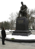ロシア・タガンログ（Taganrog）で、作家のアントン・チェーホフ（Anton Chekhov）像に献花する、ロシアのドミトリー・メドベージェフ（Dmitry Medvedev）大統領（2010年1月29日撮影）。(c)AFP/RIA NOVOSTI/KREMLIN POOL/VLADIMIR RODIONOV