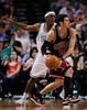 09-10NBA、ボストン・セルティックス（%%Boston Celtics%%）対シカゴ・ブルズ（%%Chicago Bulls%%）。試合はブルズが96-83でセルティックスを下し、3連勝した。写真はセルティックスのローハン・ロンド（%%Rajon Rondo%%）にマークされてパスを狙うブルズのカーク・ハインリック（%%Kirk Hinrich%%、右）。（2010年1月14日撮影）(c)AFP/Getty Images/Elsa