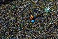 ブラジル・リオデジャネイロのコパカバーナ・ビーチで行われたジルマ・ルセフ大統領への抗議デモ（2015年3月15日撮影）。(c)AFP/YASUYOSHI CHIBA