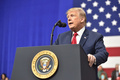米ペンシルベニア州ムーンタウンシップで行われた「Make America Great Again（米国を再び偉大に）」集会で演説するドナルド・トランプ米大統領（2018年3月10日撮影）。(c)AFP PHOTO / Nicholas Kamm