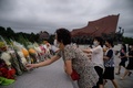 北朝鮮・平壌で、朝鮮戦争の停戦から67年を記念し、故金日成氏と故金正日氏の像に花を手向ける人々（2020年7月27日撮影）。(c)KIM Won Jin / AFP