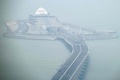 中国の香港、マカオ、広東省珠海を結ぶ港珠澳大橋と人工島（2018年10月23日撮影）。(c)ANTHONY WALLACE / AFP