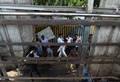 インド・ムンバイで、鉄道駅に至る歩道橋で起きた事故の現場を歩く人々（2017年9月29日撮影）。(c)AFP/PUNIT PARANJPE