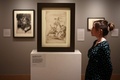 英ロンドンのコートールド美術館の「Art and Artifice: Fakes from the Collection（アートと策略：コレクションの贋作）」展でエリック・ヘボンのデッサンと最近まで考えられていた作品を見る同館の職員（2023年6月16日撮影）。(c)HENRY NICHOLLS / AFP