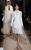 フランス・パリ市内で発表されたヴァレンティノ（VALENTINO）の12年春夏オートクチュールコレクション（2012年1月25日撮影）。(c)AFP/ALEXANDER KLEIN