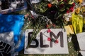 米カリフォルニア州ロサンゼルス郡パームデールの市庁舎前に設けられた、木につり下がった状態で発見された黒人男性ロバート・フューラーさんの死を追悼するメモリアル（2020年6月16日撮影）。(c)ARIANA DREHSLER / AFP