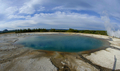 米イエローストーン国立公園（Yellowstone National Park）内のミッドウエーガイザーベイスン（Midway Geyser Basin）にあるターコイズ・プール（Turquoise Pool）。

1872年に米国初の国立公園として設立されたイエローストーンには、1万を超える間欠泉や泥間欠泉、蒸気孔、温泉がある。ワイオミング（Wyoming）、モンタナ（Montana）、アイダホ（Idaho）の3州にまたがり、公園名はイエローストーン川（Yellowstone River）にちなんでいる（2012年10月8日撮影）。(c)AFP/Karen BLEIER