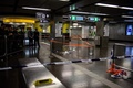 香港地下鉄の尖沙咀駅で、火災発生後に証拠品の周囲に張られた規制線と、構内に立つ警察官ら（2017年2月10日撮影）。(c)AFP/ANTHONY WALLACE