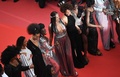 南仏カンヌで開催中の第71回カンヌ国際映画祭で、レッドカーペットに集まり人種差別を非難したアイサ・マイガら黒人、混血の女優たち（2018年5月16日撮影）。(c)AFP PHOTO / Anne-Christine POUJOULAT
